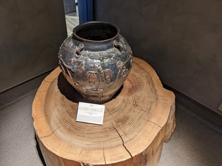 粟田焼 粟田小学校が増築された時に寄贈されたもの4.MP