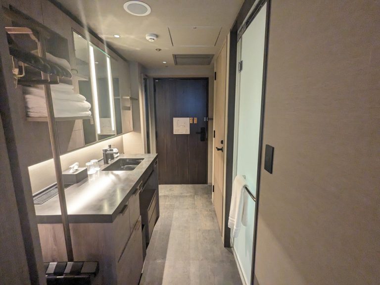 客室から入口方向