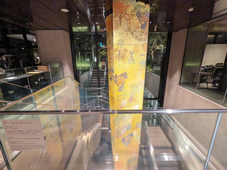 元小学校の校内図を描いた艶やかな西陣織物のタペストリー