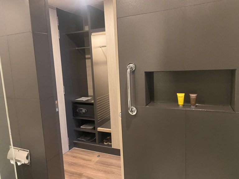 バスルーム内から入口 (1)