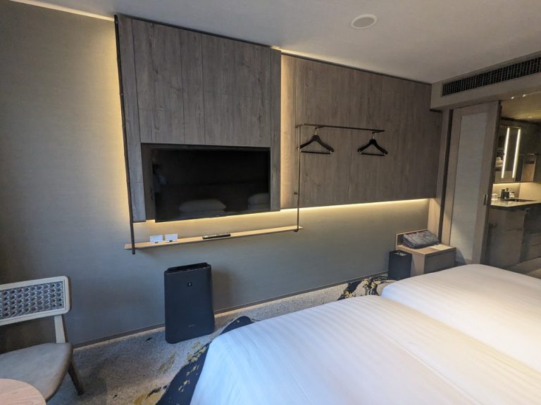 ベッド方向からTV