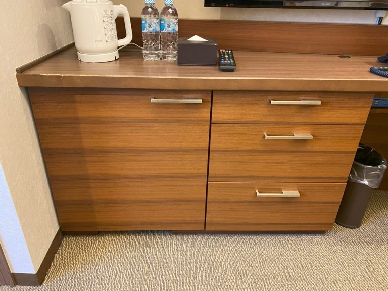 冷蔵庫、金庫が入っているチェスト