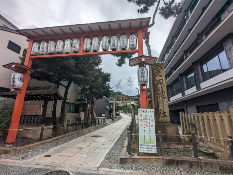 ホテルすぐ隣に粟田神社