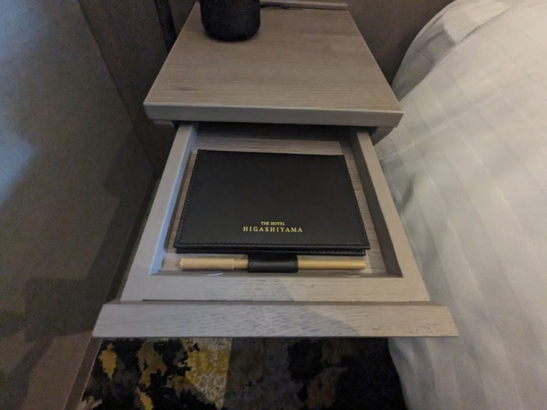 サイドデスクの引き出しに、メモ帳