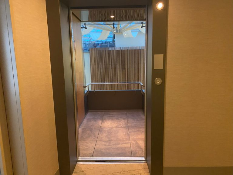 エレベーター内観(1)