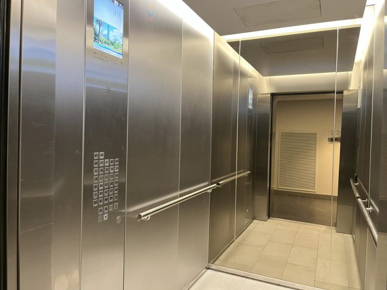 エレベーター内観(1)