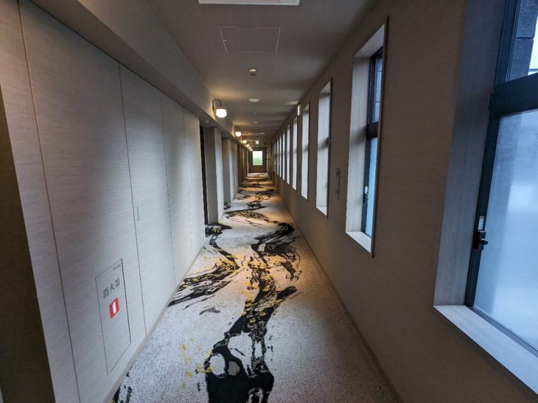 2階客室階廊下(窓はスリガラスなので外は見えません)