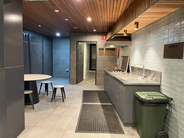 バーベキュー全景、サウナ入口