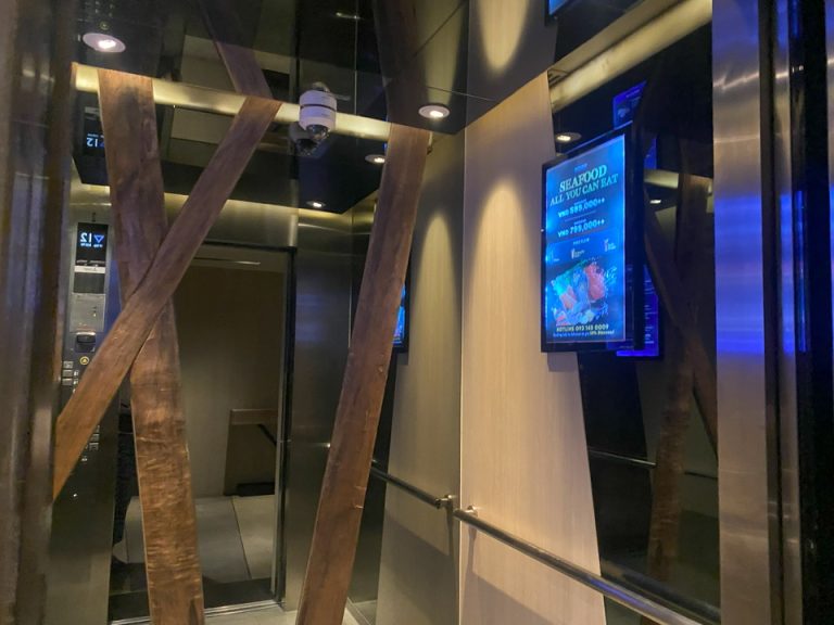 エレベーター内観