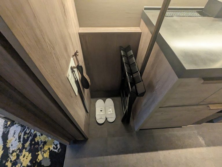 オープンクローゼット下はスリッパ、靴ベラ、靴ミトン、衣類ブラシ、バゲージラックjpg