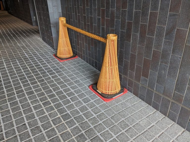 三角コーンもおしゃれにカモフラージュ