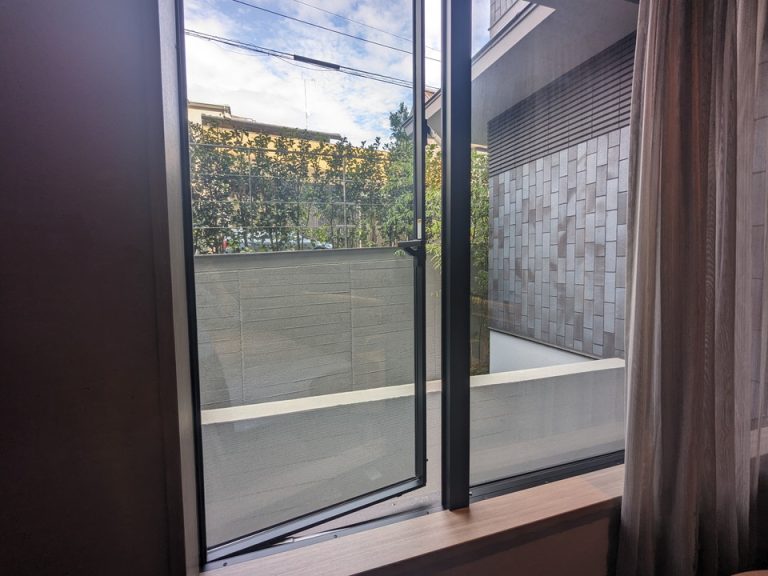 窓は5cmほど開閉できます