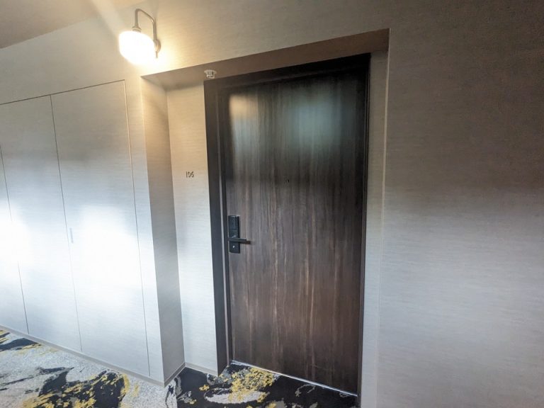 客室入口外観ドア