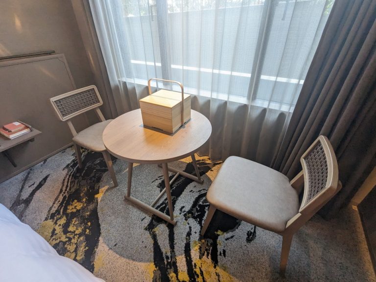 デスクとチェア