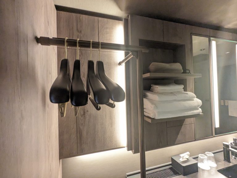 オープンクローゼットの上には2種類のハンガーと