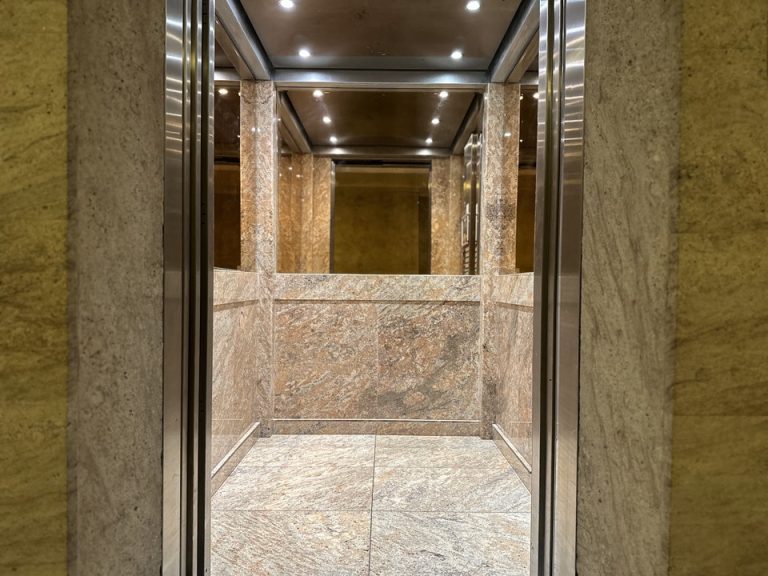 エレベーター内側(2)