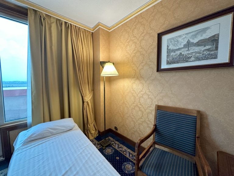 椅子と簡易ベット