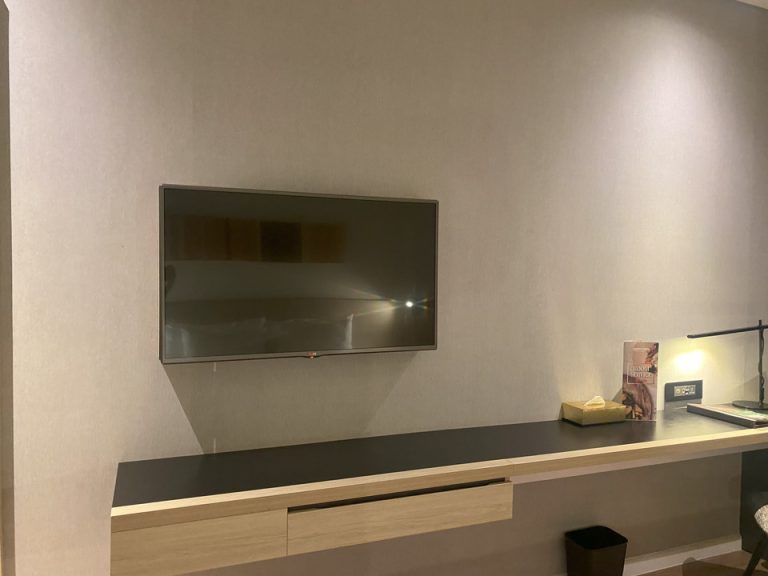 ベッド方向から TV (1)