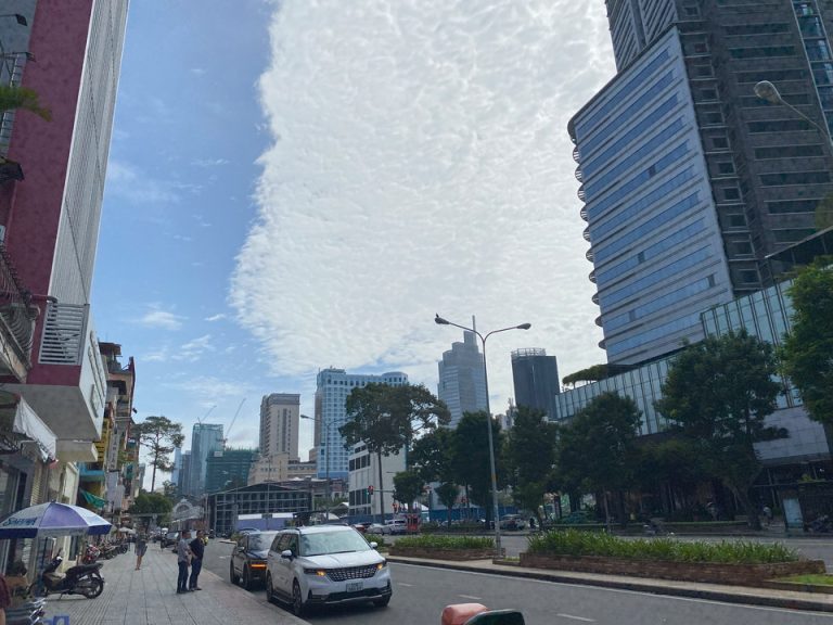 街の様子(ホテル近くの大通り)