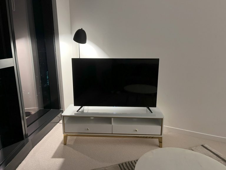 テレビ_ベッドのある部屋にはTVはなく、別にリビングがありました