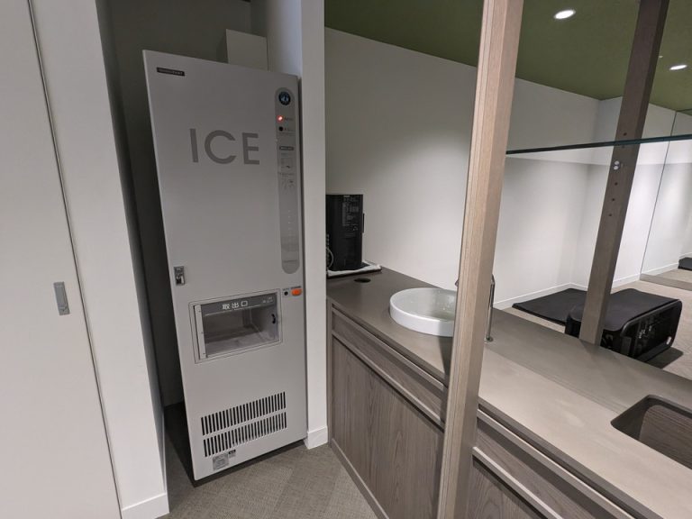ユーティリティルーム内の製氷機