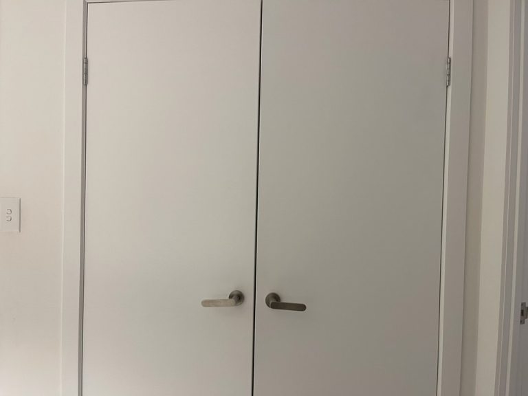 収納(中はアイロン台)