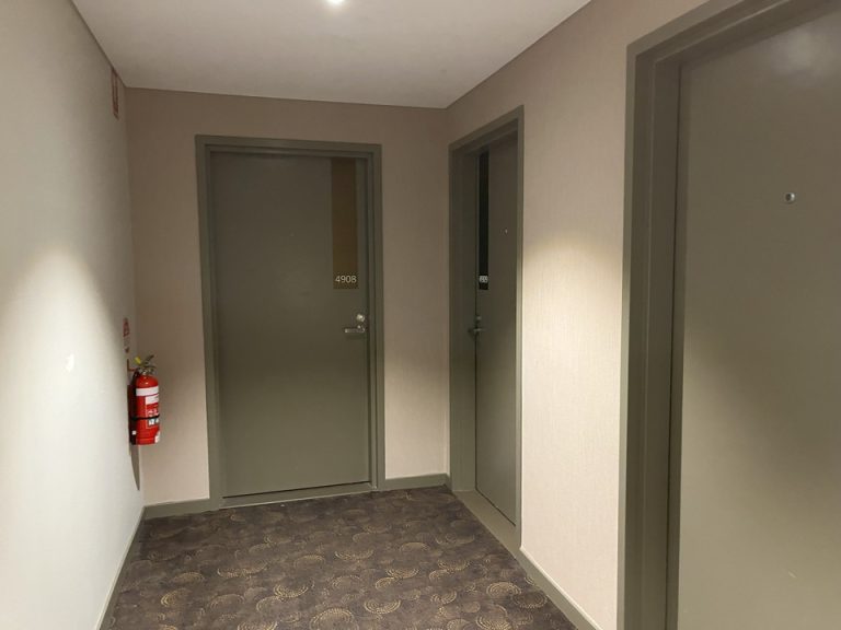 客室入口付近廊下_想像より暗くて古そうなイメージがありました