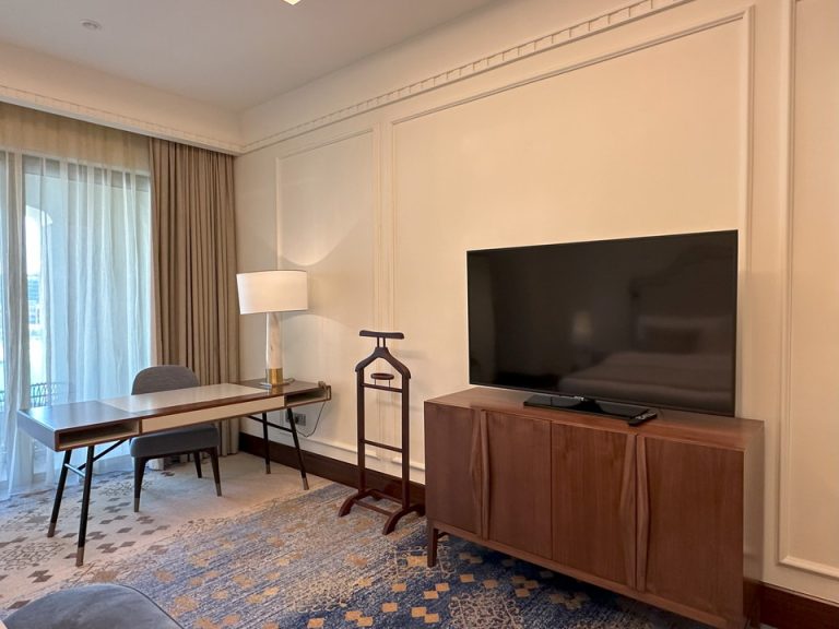 寝室のテレビとデスク