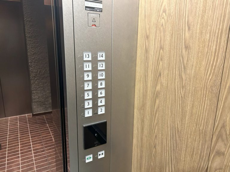 エレベーター内