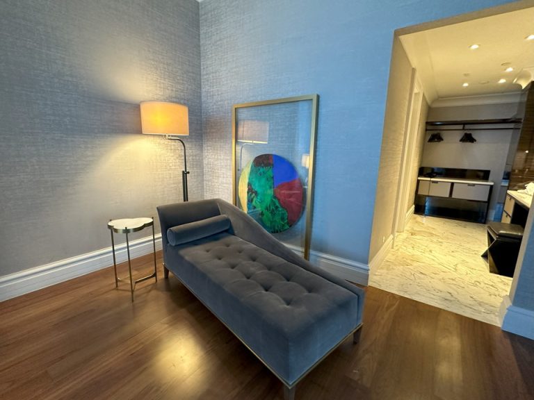 寝室にある椅子とテーブル(1)