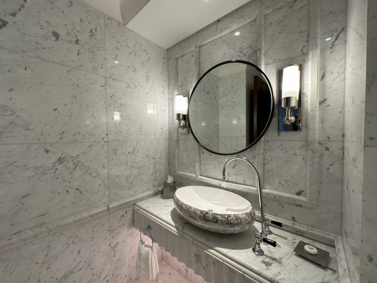 入口付近のトイレにある洗面台