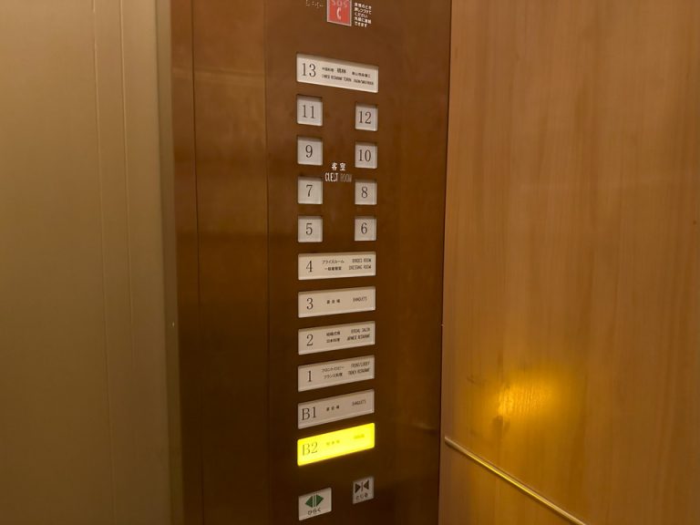 エレベーター内側(5)