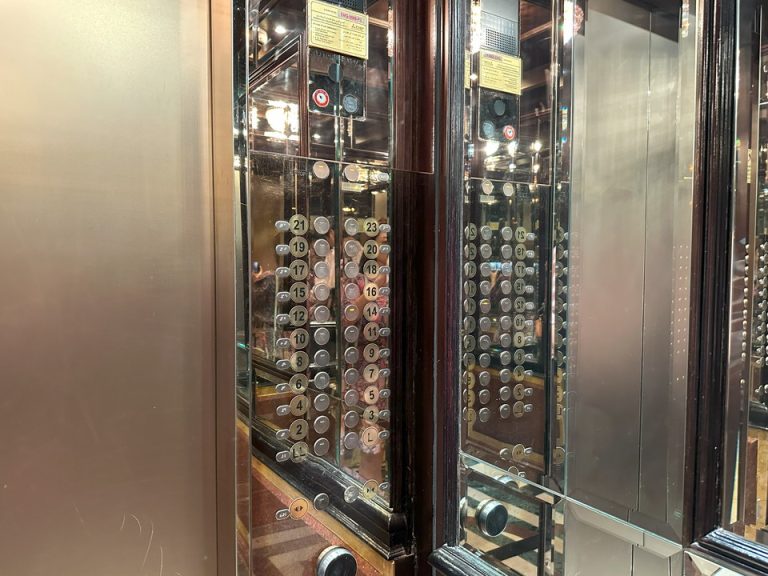 エレベーター内側