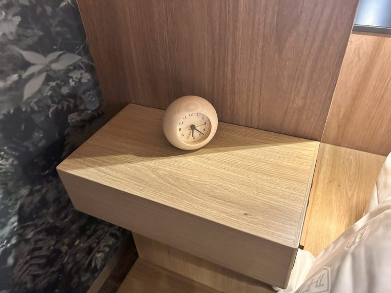 ベッド横テーブル