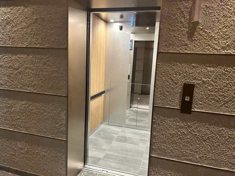 エントランスエレベーター(開)