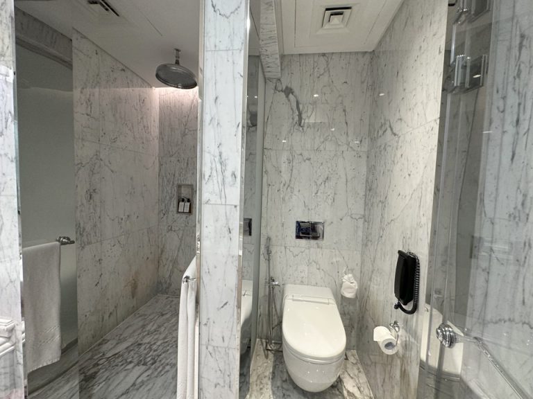 シャワーとトイレ