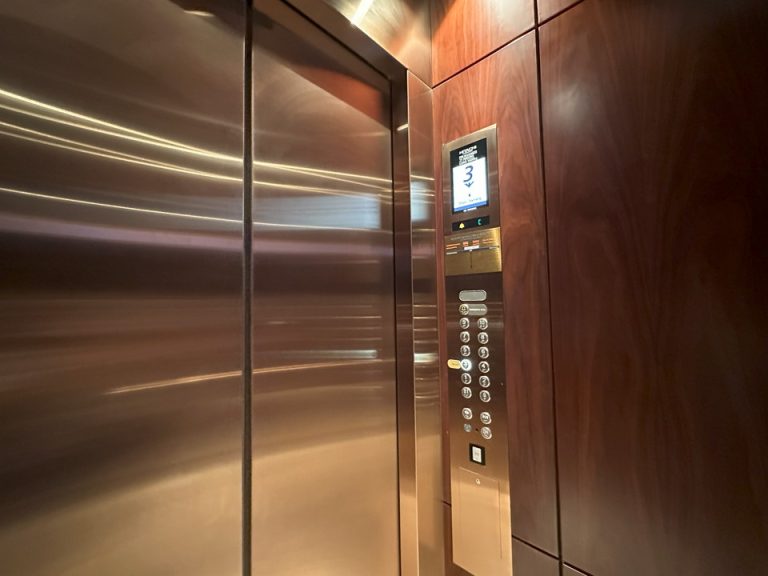 エレベーター内側(3)