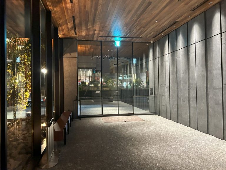 エントランス建物側よやら