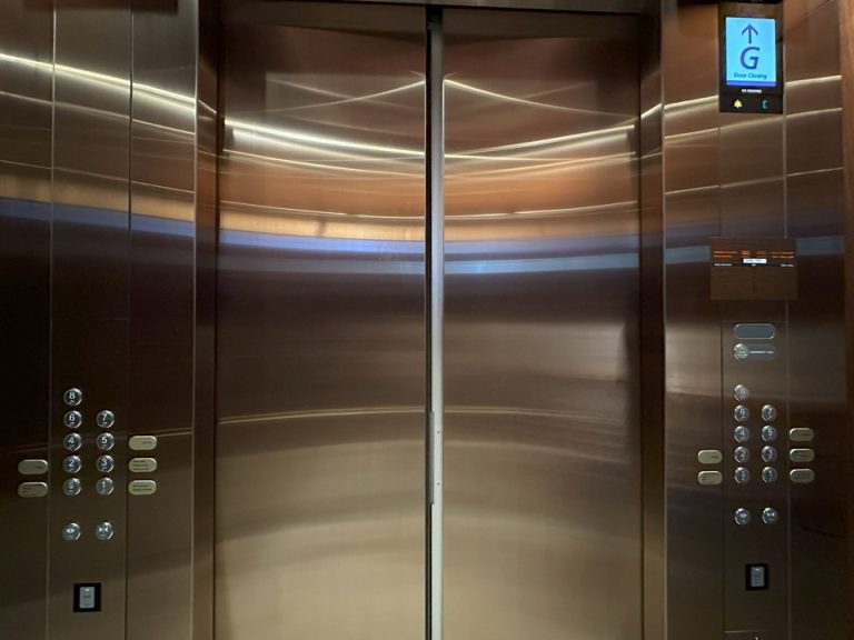 エレベーター内側(1)