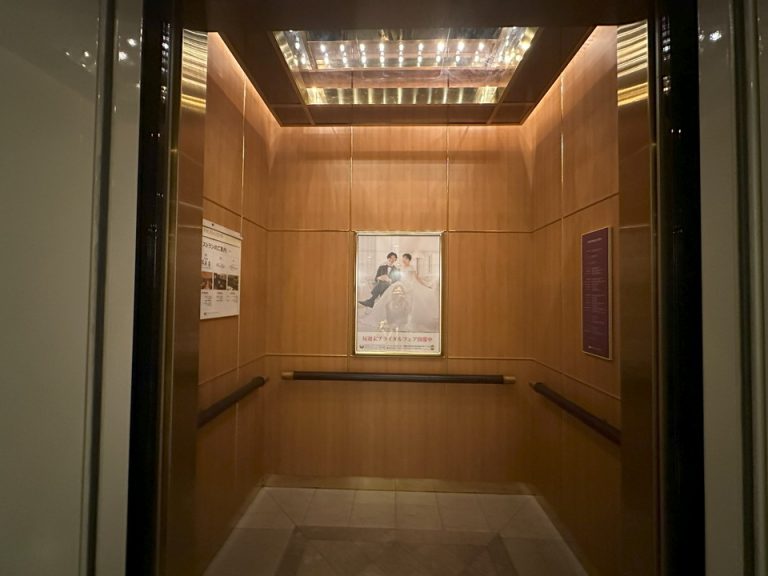 エレベーター内側(4)