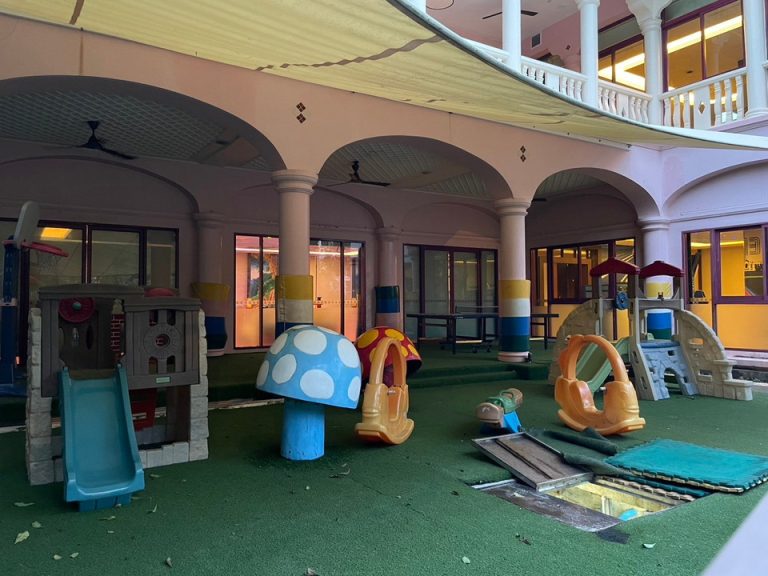 たくさんの遊具がある室外キッズルーム