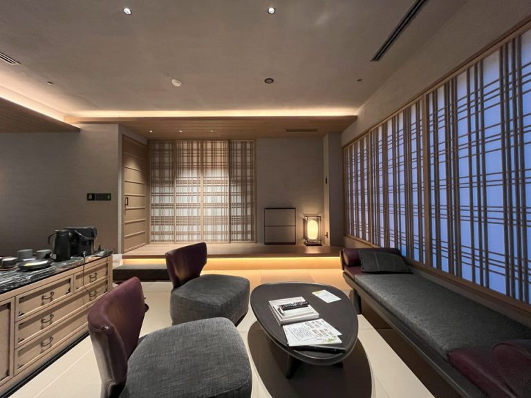 テレビ方向からの部屋全体の眺め