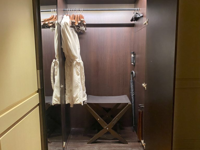 客室_クローゼット外観(開)2