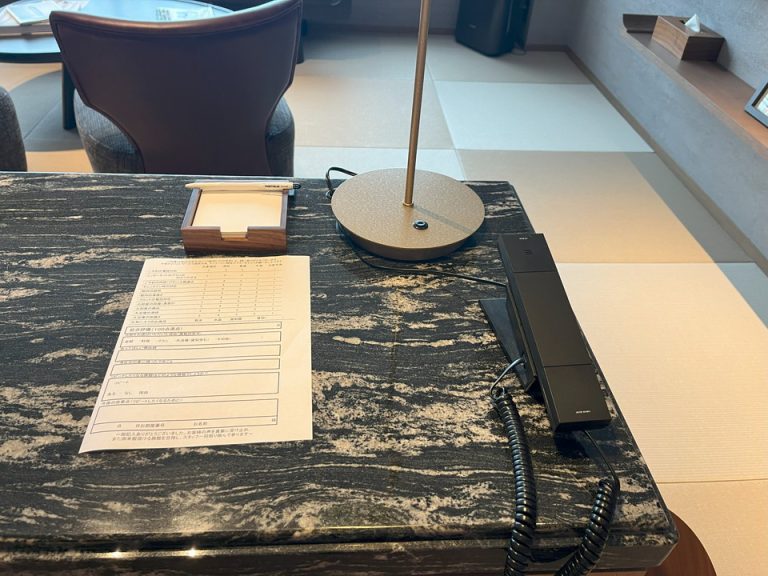 お部屋の電話もモダンでした。