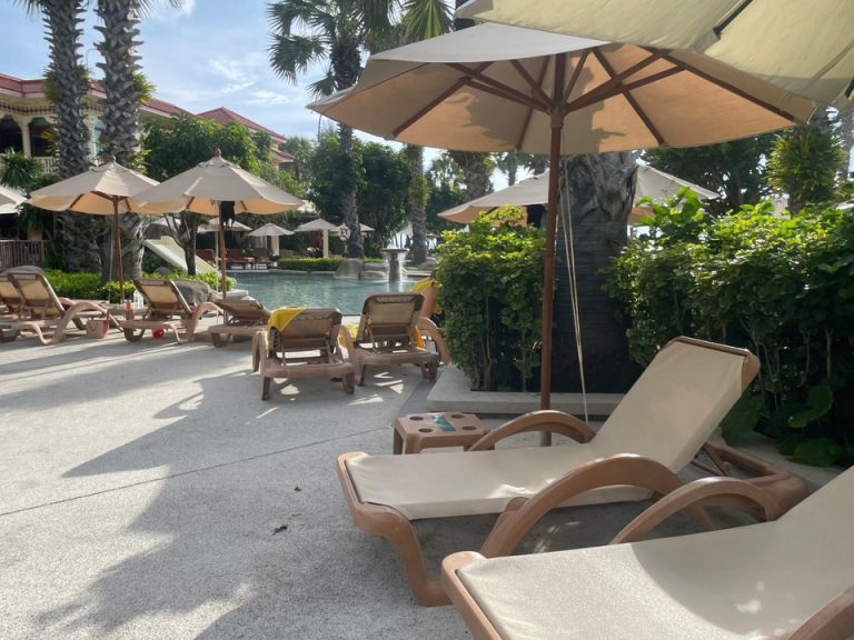 プール内のチェアです