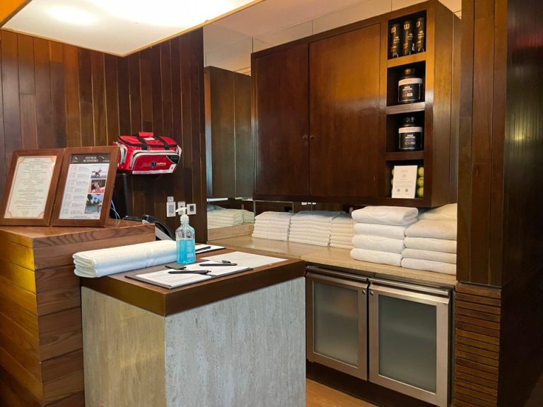 ジムフロントです 利用時は名前を書きます