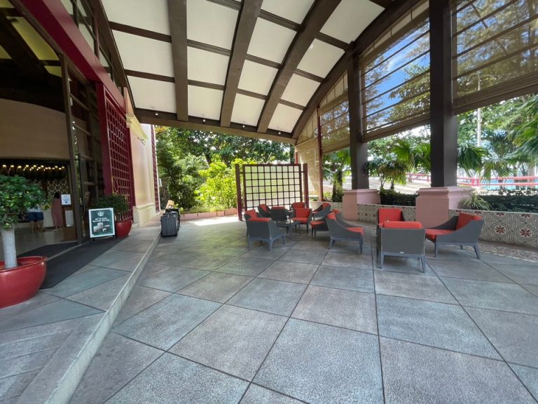 エントランス外観にある待合席です