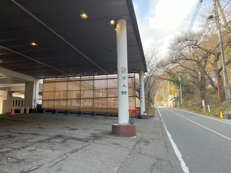お宿に着くとエントランス前まで車で乗り入れられます。