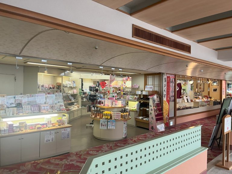 お土産コーナーはかなり広く充実の品揃えでした。