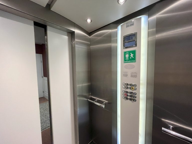 エレベーター内